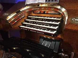 De speeltafel van het Pierre Palla concertorgel in het Muziekcentrum van de Omroep in Hilversum