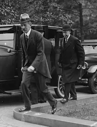 Pierre Chambrun (rechts) en Émile Daeschner (links), de Franse ambassadeur in de Verenigde Staten, in Washington D.C., 1925