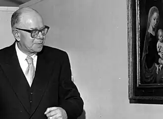 Piet Begeer bij opening tentoonstelling "Het interieur in de schilderkunst," 1956. (Foto: Ary Groeneveld)