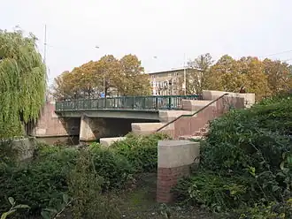 Brug 413, gezien vanaf het IJsbaanpad naar het Stadionplein