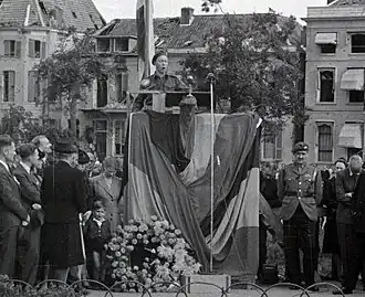 Piet Kruijff tijdens de eerste herdenking van de Slag om Arnhem. Rechts naast het podium staat John Frost.