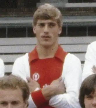 Piet Wijnberg (24-7-1979), presentatie selectie Ajax, seizoen 1979/80, in de zeldzame kleding van Cor du Buy. Op de voorgrond Guido Pen en Frank Arnesen