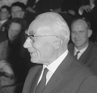 Piet Zwart in 1964 tijdens de uitreiking David Roëllprijs