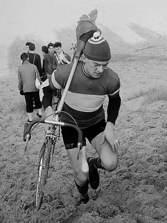 Piet van Heusden tijdens de Cycle Cross Kraantje Lek (Braakmanprijs) in 1954.