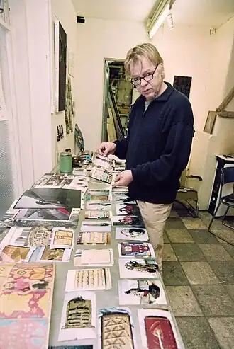 Piet van Leeuwen met foto's in eigen atelier, 1999
