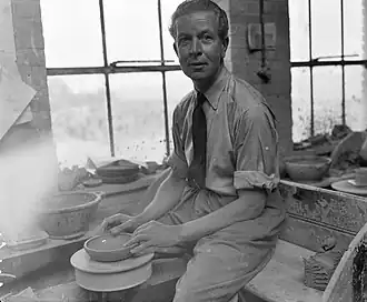 Pieter Groeneveldt in zijn aardewerkfabriek (1946)