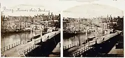 Brug van de Nieuwe Stadsherberg naar Martelaarsgracht en Texelsekade (voorgrond, de latere brug 13), later Prins Hendrikkade en de ophaalbrug over de Martelaarsgracht (achtergrond); tussen 1856 en 1858.