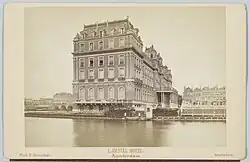 Amstel Hotel zonder brug door Pieter Oosterhuis