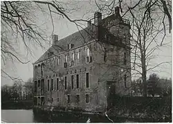 Achterzijde van het leegstaande en vervallen gebouw (1902)