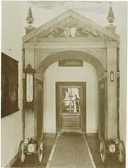 Halportaal in classicistische stijl uit 1791 (aangebracht door Goosen Geurt Alberda Van Dijksterhuis) en twee kanonnetjes. De halpoort bevond zich beneden tussen de toren (vestibule) en het achterhuis. De halpoort werd later herplaatst in een van de zalen van het oude Groninger Museum aan de Praediniussingel en bevindt zich tegenwoordig in het depot van het Groninger Museum. Bovenin het portaal het alliantiewapen van Goosen Geurt Alberda. Omdat hij ongehuwd overleed is het alliantiewapen van zijn toekomstige echtgenote nooit ingevuld.