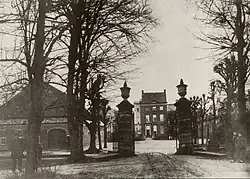 Het voorerf met op de achtergrond de borg (ca. 1900)