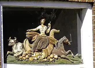 Bovenlicht boven de ingang van nr. 13 met de beeltenis van akkerbouwgodin Ceres