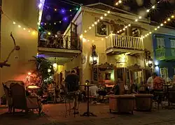 Uitgaansgelegenheid Mundo Bizarro aan de Nieuwestraat is bewust in (Cubaanse) 'oude stijl' geschilderd om aan te sluiten bij de sfeer in de buurt en is strategisch op een hoek gesitueerd om de wijk bij avond ook levendig te houden.