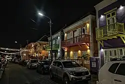 Gerestaureerde panden aan de Nieuwestraat bij avond