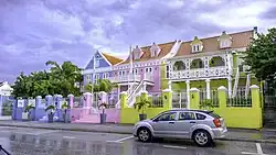 Gerenoveerd gebouw (Pietermaai 100-104) met rechts een reconstructie van een balkon in peperkoekstijl