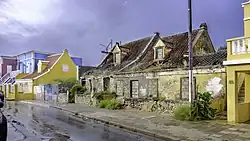 Een vervallen pand tussen reeds gerenoveerde panden toont de transitie die in de wijk gaande is. De ramen zijn dichtgemetseld om 'chollers' (drugsverslaafden) te weren.