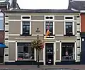 Winkel met bovenwoning