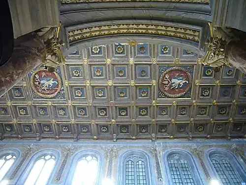 de houten zoldering met tweemaal het wapenschild van Paulus II