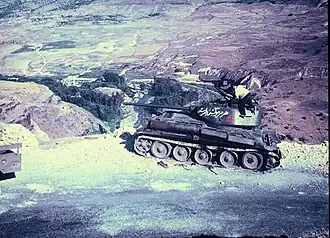 Een door de Syrische troepen achtergelaten tank in de Golanhoogten.