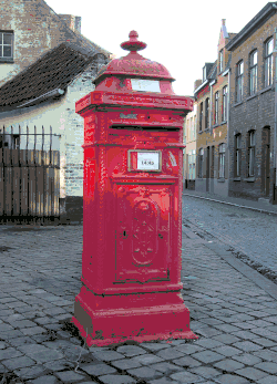 Rode brievenbus op het Kantwerkstersplein