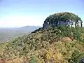 Een blik in de herfst op Big Pinnacle vanuit Little Pinnacle met erachter de Sauratown Mountain en Hanging Rock State Park