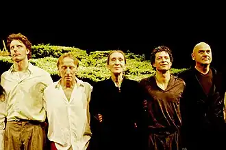 Pina Bausch te midden van haar dansers (2009)