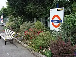 De stationstuin naast het stationsgebouw.