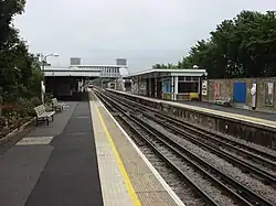 Sporen en perrons, links het perron met Victoriaanse perronkap uit 1885, rechts het perron met wachtkamer uit 1962.