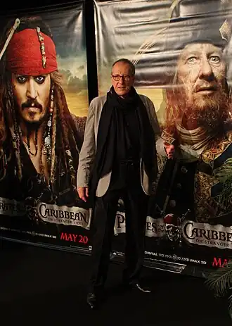 Geoffrey Rush en Barbossa rechts