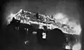 Ditzelfde gebouw, brandend, na het oproer op 12 februari 1924