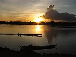Boten op de rivier bij zonsopkonst