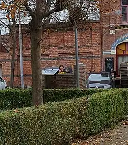 Een staand toilet in gebruik bij de Sint-Jozefkerk in Sint-Niklaas