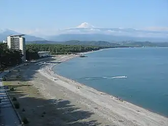 De kustlijn van Pitsoenda met het Bzipigebergte in de achtergrond.