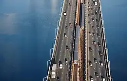 De metro in de middenberm op de zuidbrug