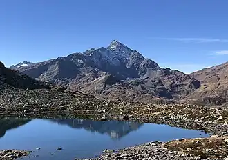 De Pizzo Tambò en de Tamboalp vanuit het noordoosten aan de Under Surettasee