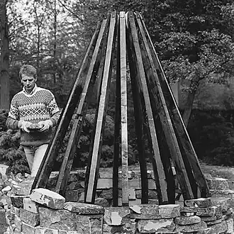 Müller bouwt zijn werk Cabane op (1981)