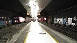 De oost-westtunnel met in het midden de sporen van de Rodalies en aan de buitenzijden de sporen van metro L1