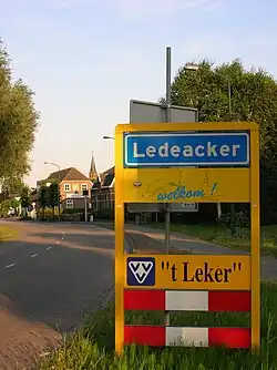 De dorpsnaam in het Nederlands én het dialect