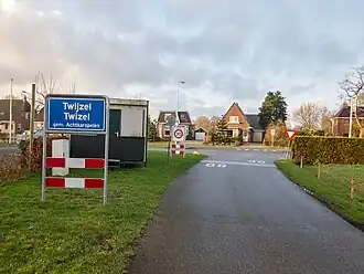 Toegangsweg met kombord in 2014