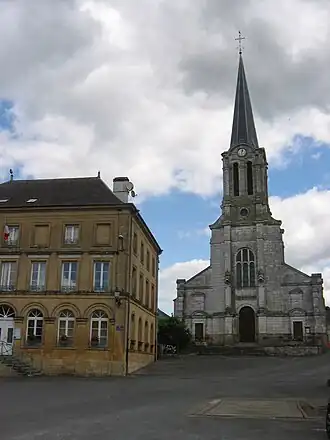 Kerk en plein in Thin-le-Moutier