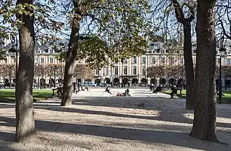 De Place des Vosges in 2017, gezien naar het westen