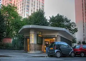 art-deco-ingang van het metrostation Place des Fêtes