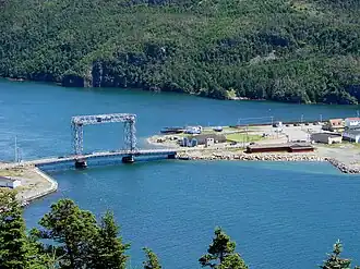 De Sir Ambrose Shea Bridge tussen de Placentia Road (voorgrond) en de Placentia Harbour (achtergrond).
