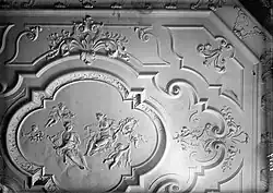 Het stucplafond in de woonkamer