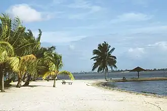 Een strand aan de kuststad Abidjan, de grootste stad van Ivoorkust.