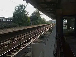 De sporen van de LTSR met de ongebruikte perrons