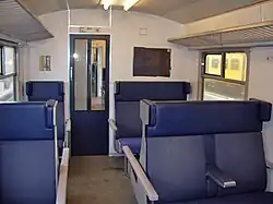 Het donkerblauwe interieur van Plan V, eerste klas.