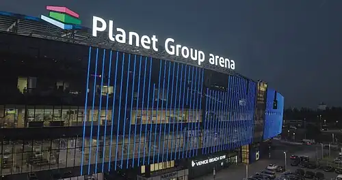 De verlichte Planet Group arena in mei 2024