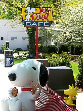 Snoopy (links) vergezeld van Woodstock (rechts)