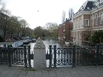 Zicht vanaf de Lau Mazirelbrug. In de verte de knik waar de Nieuwe Keizersgracht overgaat in de Plantage Muidergracht. Links van de gracht heet de straat Nieuwe Keizersgracht, rechts Plantage Muidergracht
